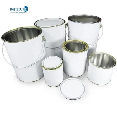 Piccole latte senza fodera della pittura intorno alle latte vuote della pittura del metallo con i coperchi